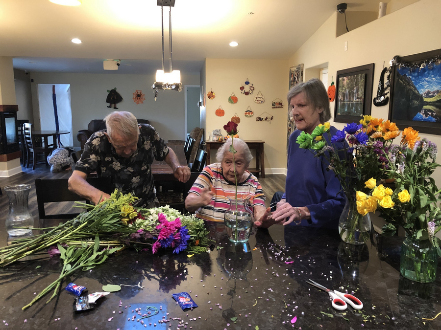 Memory Care Activities at Applewood Our House