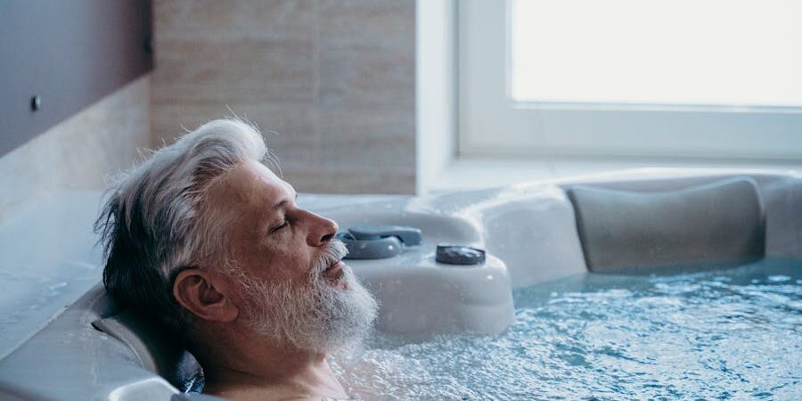 Helpful Caregiver Tips on Bathing Seniors with Dementia - Applewood Our ...