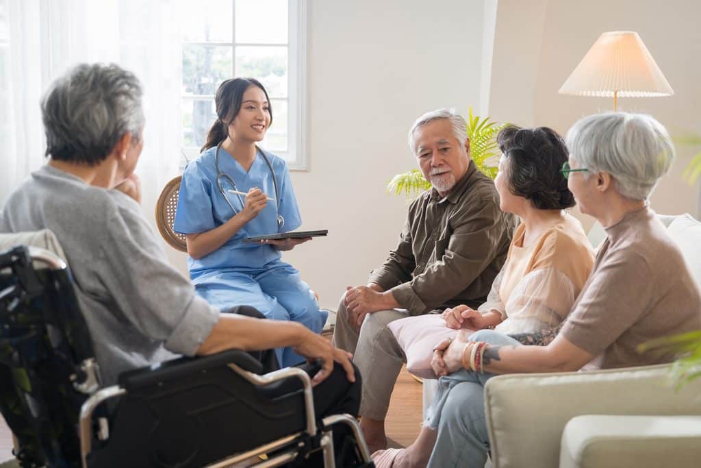 The Caregiver'S Guide To Alzheimer'S Care: How To Move Your Loved One Without Transfer Trauma 1 Nurse-Speaking-With-Seniors-In-Alzheimers-Care
