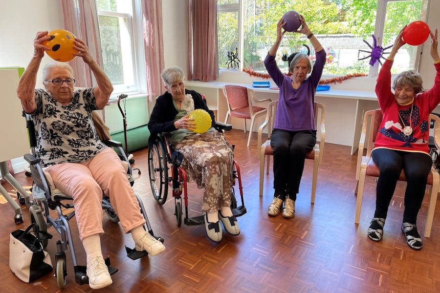 Activities That Meet Seniors with Dementia Where They Are